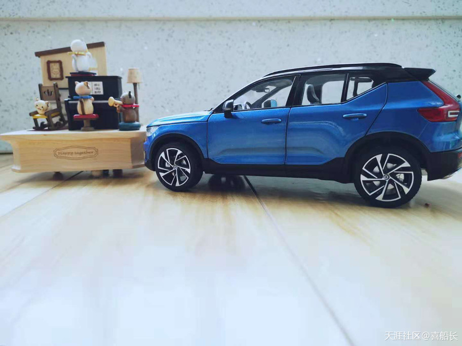 沃尔沃XC40艳影蓝1:18原厂汽车模型欣赏