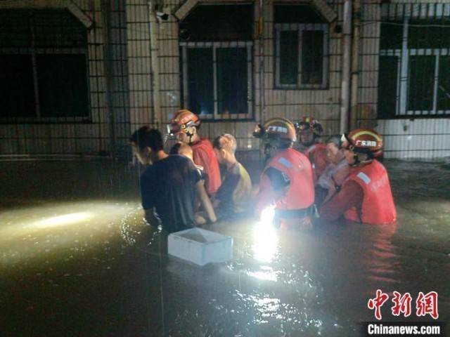 手机酷狗音乐下载:直击暴雨袭粤：部分水浸地区水深及腰